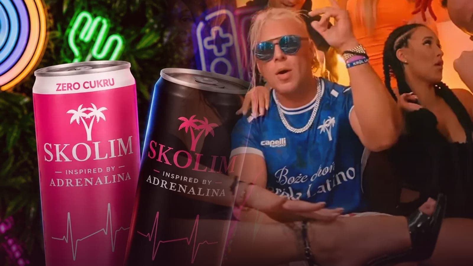 Różowa i czarna puszka energetyka SKOLIM inspired by Adrenalina, obok Skolim w niebieskiej koszulce i okularach przeciwsłonecznych