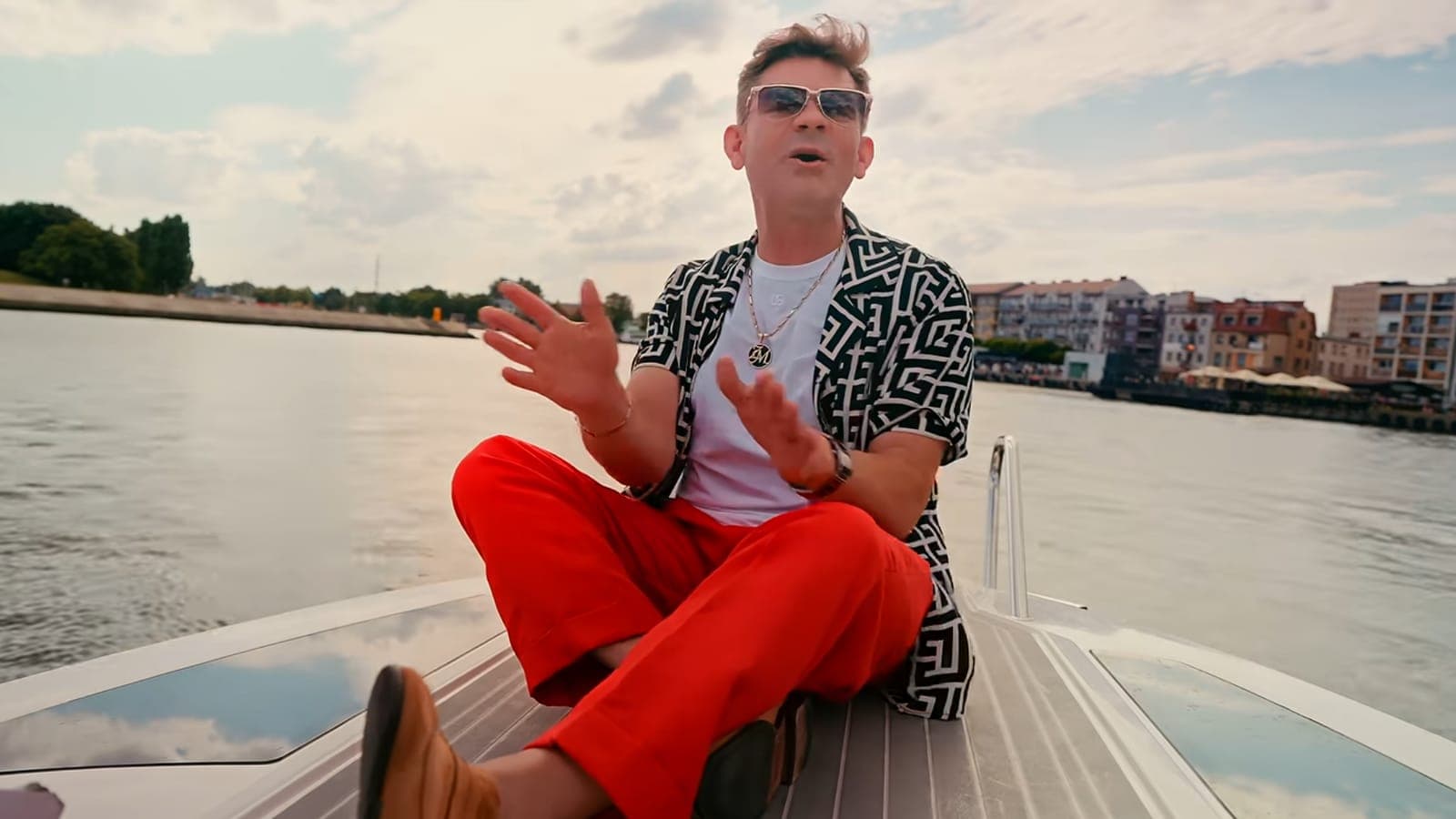 Zenek Martyniuk w letniej stylizacji podczas nagrania teledysku nad wodą